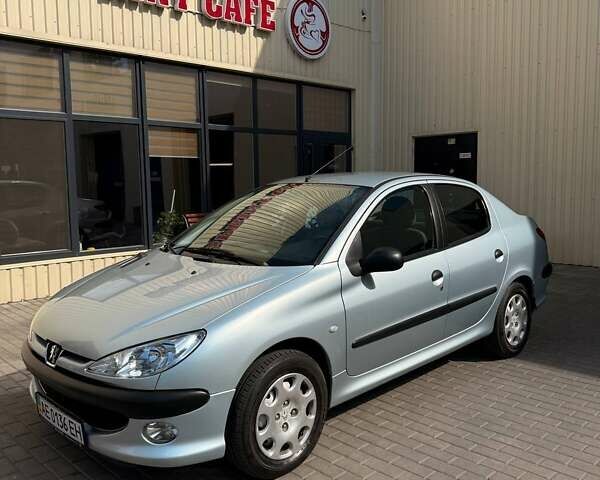 Серый Пежо 206, объемом двигателя 1.36 л и пробегом 49 тыс. км за 4700 $, фото 1 на Automoto.ua