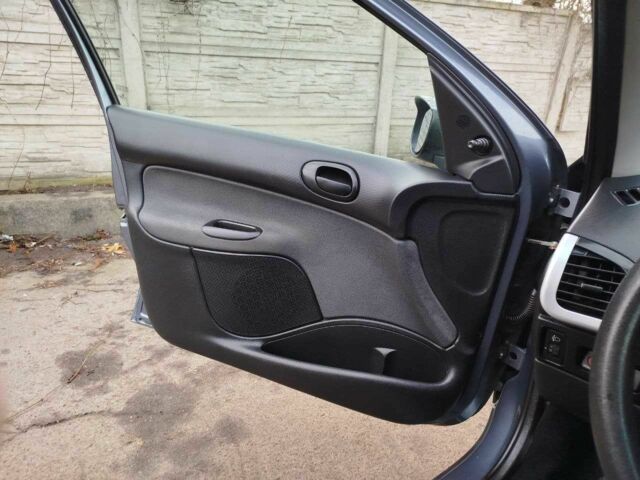 Сірий Пежо 206, об'ємом двигуна 1.4 л та пробігом 185 тис. км за 3900 $, фото 4 на Automoto.ua