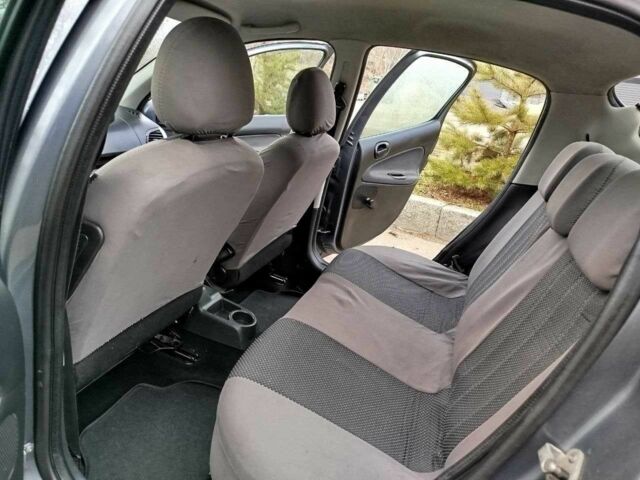 Сірий Пежо 206, об'ємом двигуна 1.4 л та пробігом 185 тис. км за 3900 $, фото 6 на Automoto.ua