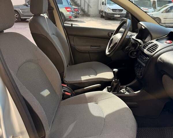 Серый Пежо 206, объемом двигателя 1.36 л и пробегом 49 тыс. км за 4700 $, фото 9 на Automoto.ua
