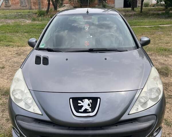 Сірий Пежо 206, об'ємом двигуна 1.36 л та пробігом 228 тис. км за 5800 $, фото 3 на Automoto.ua