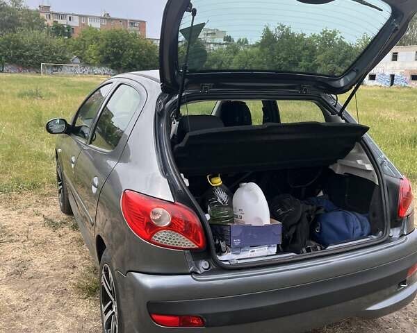 Сірий Пежо 206, об'ємом двигуна 1.36 л та пробігом 228 тис. км за 5800 $, фото 5 на Automoto.ua