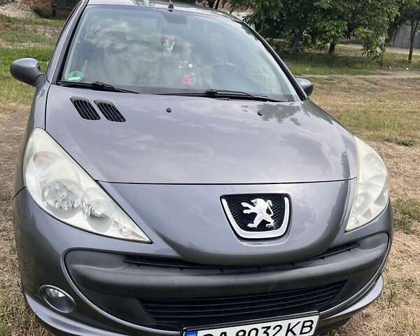 Сірий Пежо 206, об'ємом двигуна 1.36 л та пробігом 228 тис. км за 5800 $, фото 6 на Automoto.ua
