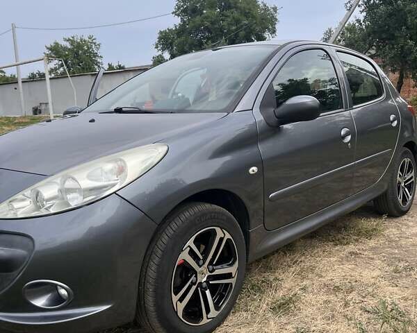 Сірий Пежо 206, об'ємом двигуна 1.36 л та пробігом 228 тис. км за 5800 $, фото 8 на Automoto.ua