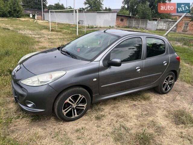 Сірий Пежо 206, об'ємом двигуна 1.36 л та пробігом 228 тис. км за 5800 $, фото 1 на Automoto.ua