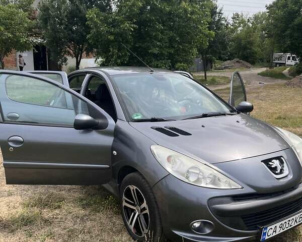 Сірий Пежо 206, об'ємом двигуна 1.36 л та пробігом 228 тис. км за 5800 $, фото 22 на Automoto.ua