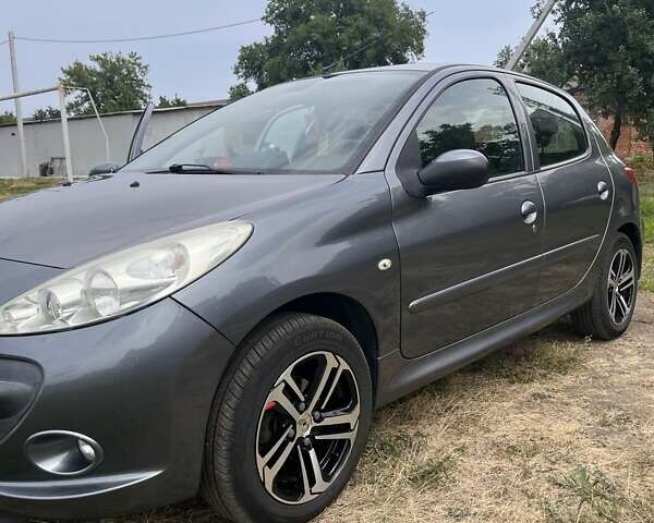 Сірий Пежо 206, об'ємом двигуна 1.36 л та пробігом 228 тис. км за 5800 $, фото 7 на Automoto.ua