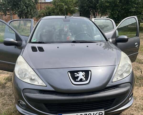 Сірий Пежо 206, об'ємом двигуна 1.36 л та пробігом 228 тис. км за 5800 $, фото 21 на Automoto.ua