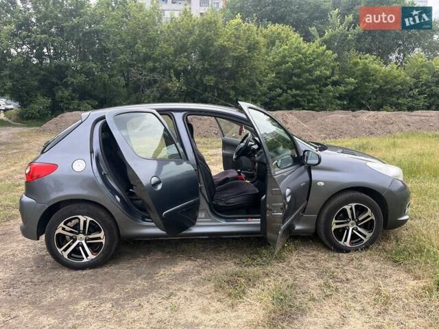 Сірий Пежо 206, об'ємом двигуна 1.36 л та пробігом 228 тис. км за 5800 $, фото 20 на Automoto.ua