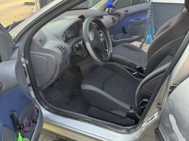 Серый Пежо 206, объемом двигателя 1.4 л и пробегом 202 тыс. км за 2499 $, фото 6 на Automoto.ua