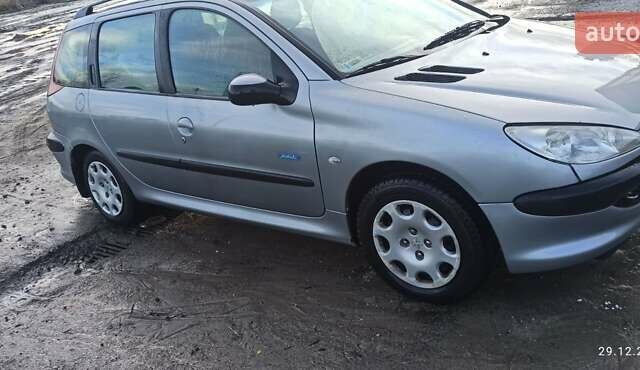 Сірий Пежо 206, об'ємом двигуна 1.4 л та пробігом 330 тис. км за 3600 $, фото 5 на Automoto.ua