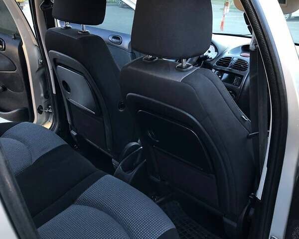 Серый Пежо 206, объемом двигателя 1.4 л и пробегом 280 тыс. км за 3300 $, фото 9 на Automoto.ua