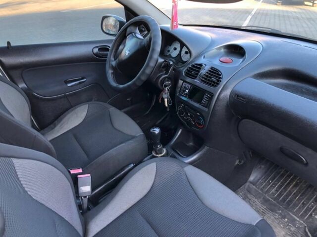 Сірий Пежо 206, об'ємом двигуна 1.4 л та пробігом 280 тис. км за 3300 $, фото 4 на Automoto.ua