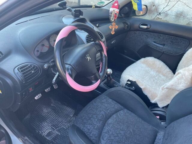 Серый Пежо 206, объемом двигателя 1.6 л и пробегом 274 тыс. км за 2300 $, фото 4 на Automoto.ua