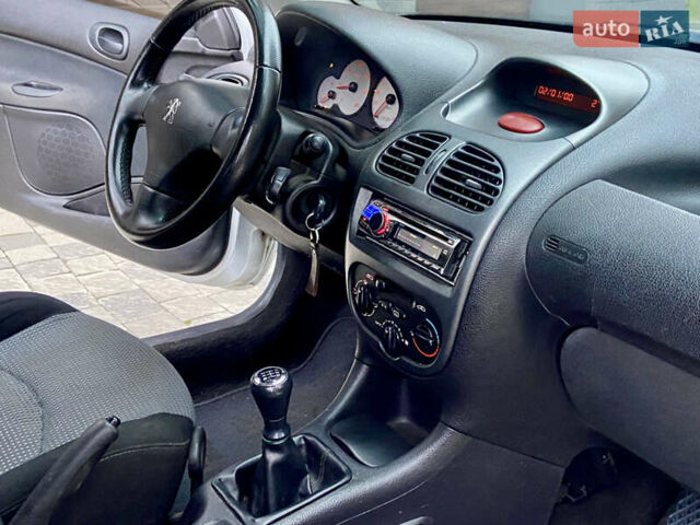 Серый Пежо 206, объемом двигателя 1.4 л и пробегом 260 тыс. км за 2850 $, фото 13 на Automoto.ua