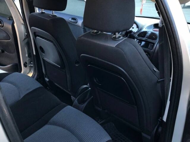 Сірий Пежо 206, об'ємом двигуна 1.4 л та пробігом 280 тис. км за 3300 $, фото 6 на Automoto.ua