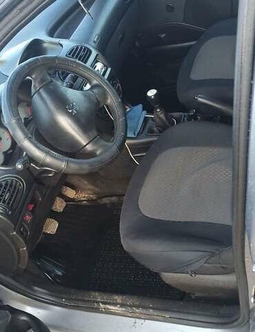 Сірий Пежо 206, об'ємом двигуна 1.4 л та пробігом 330 тис. км за 3600 $, фото 3 на Automoto.ua