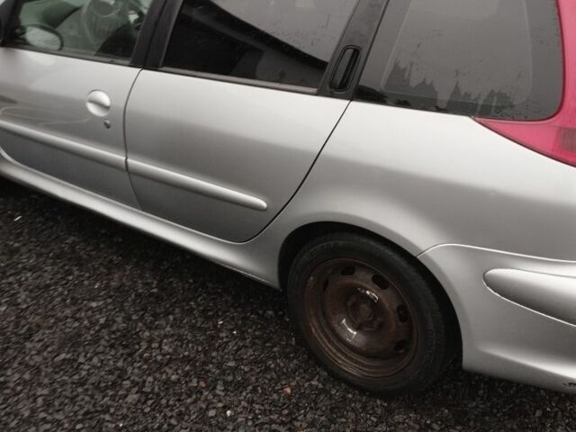 Серый Пежо 206, объемом двигателя 1.4 л и пробегом 227 тыс. км за 2800 $, фото 3 на Automoto.ua