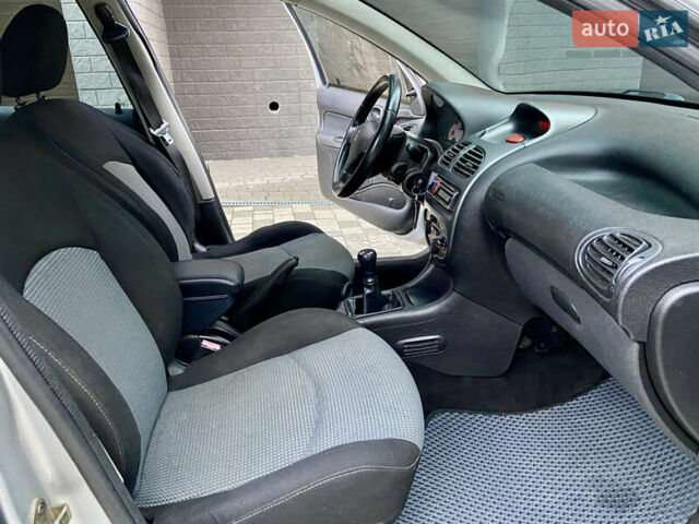 Серый Пежо 206, объемом двигателя 1.4 л и пробегом 260 тыс. км за 2850 $, фото 14 на Automoto.ua