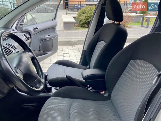 Серый Пежо 206, объемом двигателя 1.4 л и пробегом 260 тыс. км за 2850 $, фото 12 на Automoto.ua