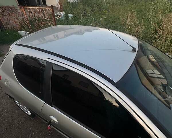 Сірий Пежо 206, об'ємом двигуна 1.4 л та пробігом 185 тис. км за 4000 $, фото 1 на Automoto.ua