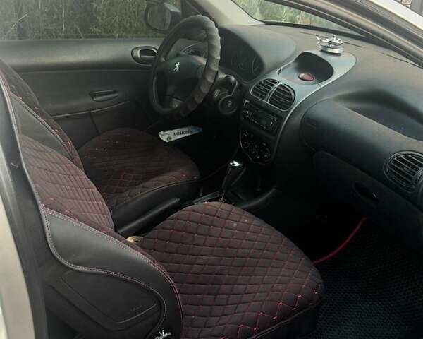 Сірий Пежо 206, об'ємом двигуна 1.4 л та пробігом 185 тис. км за 4000 $, фото 4 на Automoto.ua