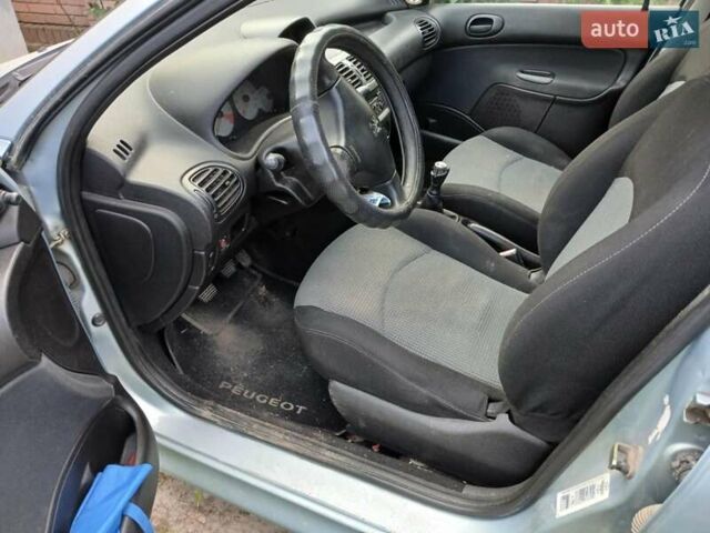 Серый Пежо 206, объемом двигателя 1.4 л и пробегом 250 тыс. км за 3000 $, фото 1 на Automoto.ua