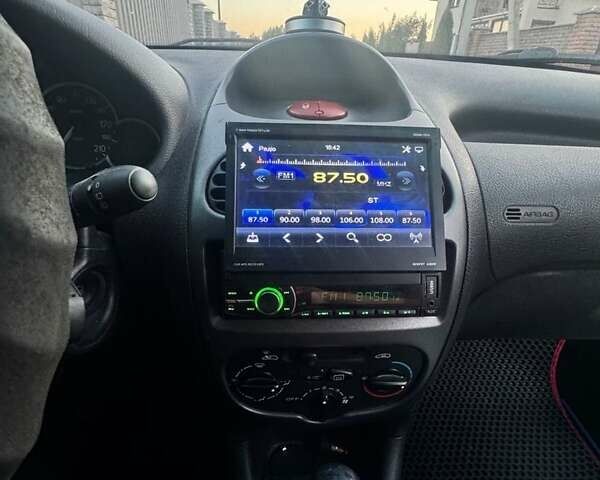 Сірий Пежо 206, об'ємом двигуна 1.4 л та пробігом 185 тис. км за 4000 $, фото 5 на Automoto.ua