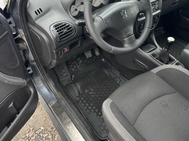 Серый Пежо 206, объемом двигателя 1.4 л и пробегом 209 тыс. км за 3700 $, фото 12 на Automoto.ua