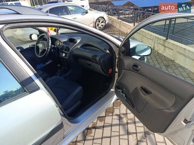 Сірий Пежо 206, об'ємом двигуна 1.36 л та пробігом 264 тис. км за 3400 $, фото 12 на Automoto.ua