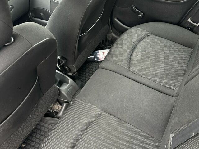 Серый Пежо 206, объемом двигателя 1.4 л и пробегом 209 тыс. км за 3700 $, фото 11 на Automoto.ua