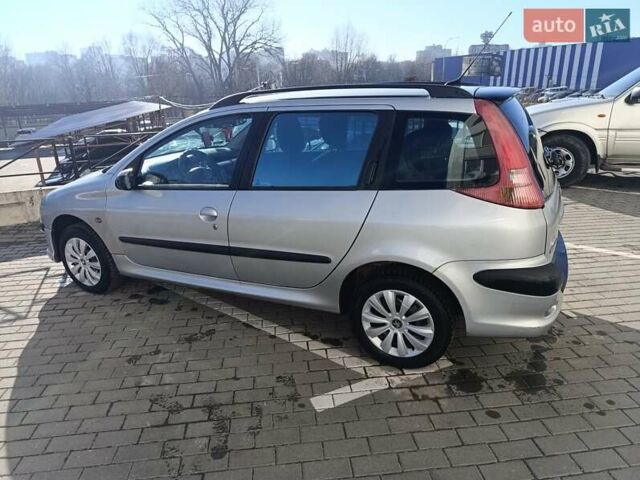 Сірий Пежо 206, об'ємом двигуна 1.36 л та пробігом 264 тис. км за 3400 $, фото 3 на Automoto.ua