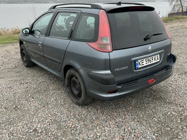 Серый Пежо 206, объемом двигателя 1.4 л и пробегом 209 тыс. км за 3700 $, фото 4 на Automoto.ua