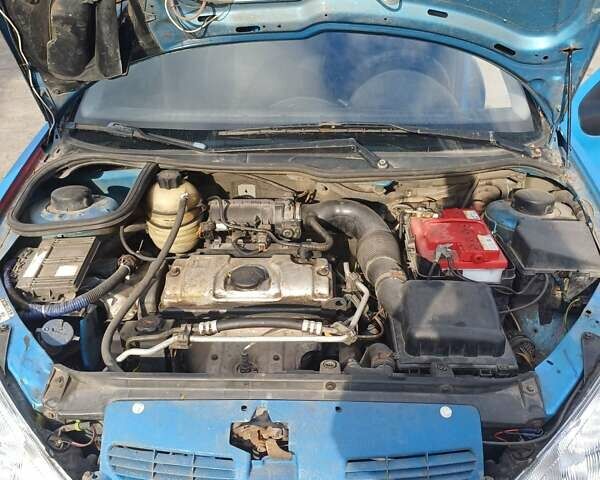 Синий Пежо 206, объемом двигателя 1.4 л и пробегом 300 тыс. км за 2500 $, фото 4 на Automoto.ua
