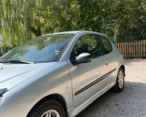 Синий Пежо 206, объемом двигателя 1.36 л и пробегом 300 тыс. км за 2800 $, фото 2 на Automoto.ua