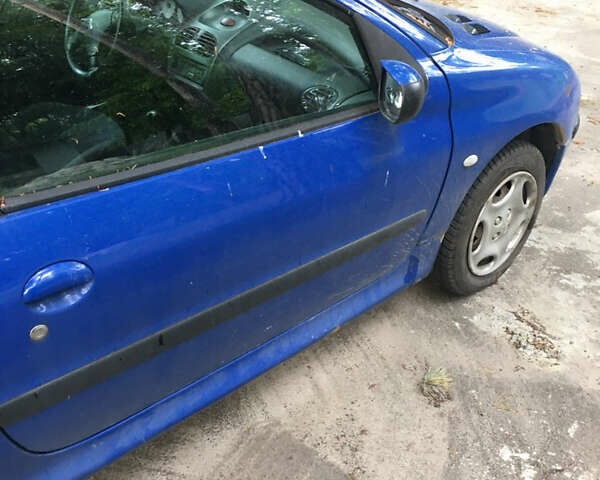 Синий Пежо 206, объемом двигателя 1.1 л и пробегом 250 тыс. км за 2100 $, фото 1 на Automoto.ua