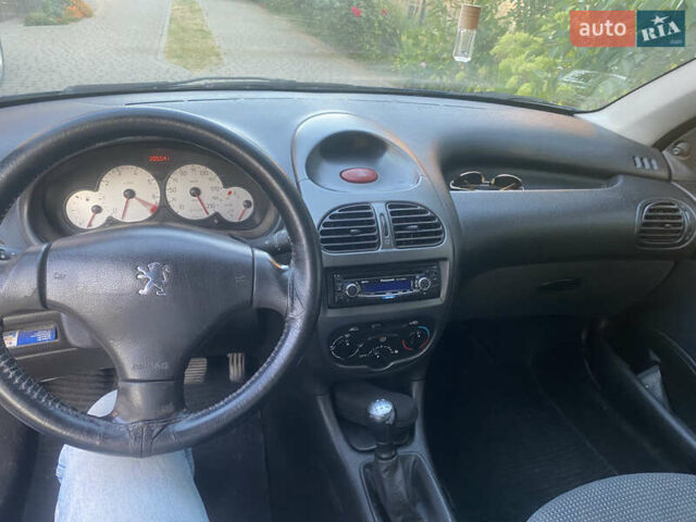 Синий Пежо 206, объемом двигателя 1.1 л и пробегом 250 тыс. км за 2100 $, фото 5 на Automoto.ua