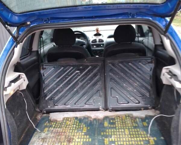 Синій Пежо 206, об'ємом двигуна 1.1 л та пробігом 257 тис. км за 2400 $, фото 5 на Automoto.ua