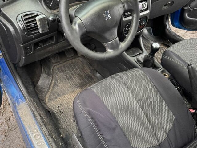 Синий Пежо 206, объемом двигателя 1.4 л и пробегом 197 тыс. км за 2200 $, фото 3 на Automoto.ua