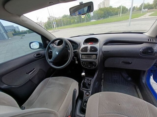 Синий Пежо 206, объемом двигателя 1.4 л и пробегом 175 тыс. км за 3200 $, фото 5 на Automoto.ua
