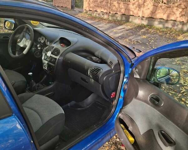 Синій Пежо 206, об'ємом двигуна 1.36 л та пробігом 195 тис. км за 2800 $, фото 5 на Automoto.ua