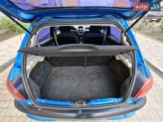 Синій Пежо 206, об'ємом двигуна 1.36 л та пробігом 226 тис. км за 3000 $, фото 19 на Automoto.ua