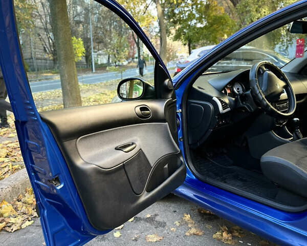 Синій Пежо 206, об'ємом двигуна 1.12 л та пробігом 178 тис. км за 4400 $, фото 4 на Automoto.ua