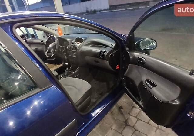 Синий Пежо 206, объемом двигателя 1.4 л и пробегом 184 тыс. км за 3000 $, фото 1 на Automoto.ua