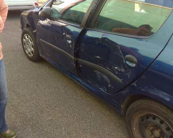 Синий Пежо 206, объемом двигателя 1.36 л и пробегом 100 тыс. км за 2600 $, фото 1 на Automoto.ua