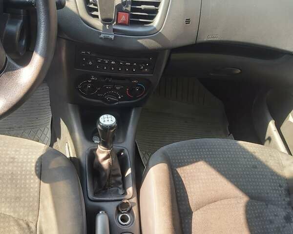 Синий Пежо 206, объемом двигателя 1.4 л и пробегом 200 тыс. км за 4000 $, фото 5 на Automoto.ua