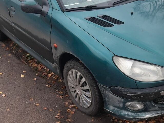 Зеленый Пежо 206, объемом двигателя 1.8 л и пробегом 250 тыс. км за 1100 $, фото 1 на Automoto.ua