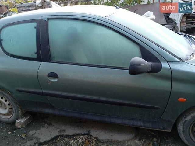 Зеленый Пежо 206, объемом двигателя 1.1 л и пробегом 250 тыс. км за 1800 $, фото 1 на Automoto.ua