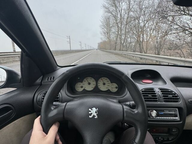 Зеленый Пежо 206, объемом двигателя 1.4 л и пробегом 200 тыс. км за 3750 $, фото 1 на Automoto.ua