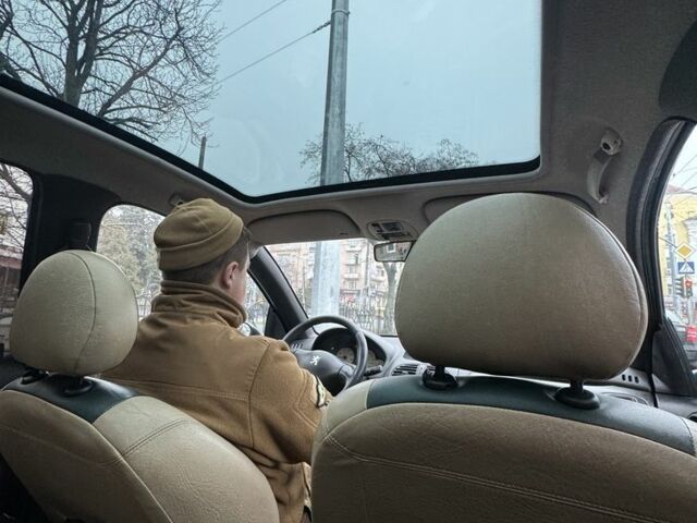 Зеленый Пежо 206, объемом двигателя 1.4 л и пробегом 200 тыс. км за 3750 $, фото 7 на Automoto.ua